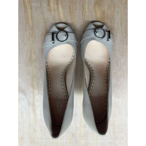 Coach Women’s Heels Size 8B Beige Chunky Heel Peep Toe Buckle *flaw* - Picture 1 of 7
